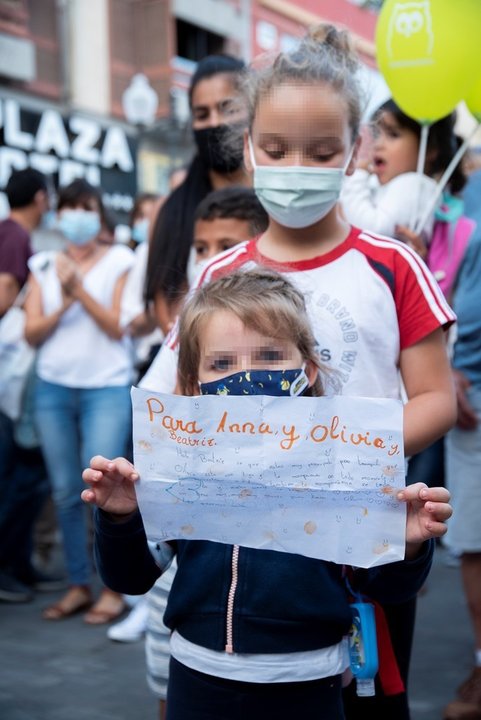 Dos niñas con un cartel, en homenaje a Anna y Olivia, participan en una concentración feminista en la Plaza de la Candelaria en repulsa por "todos los feminicidios", a 11 de junio de 2021, en Santa Cruz de Tenerife, Tenerife, Islas Canarias (España). 