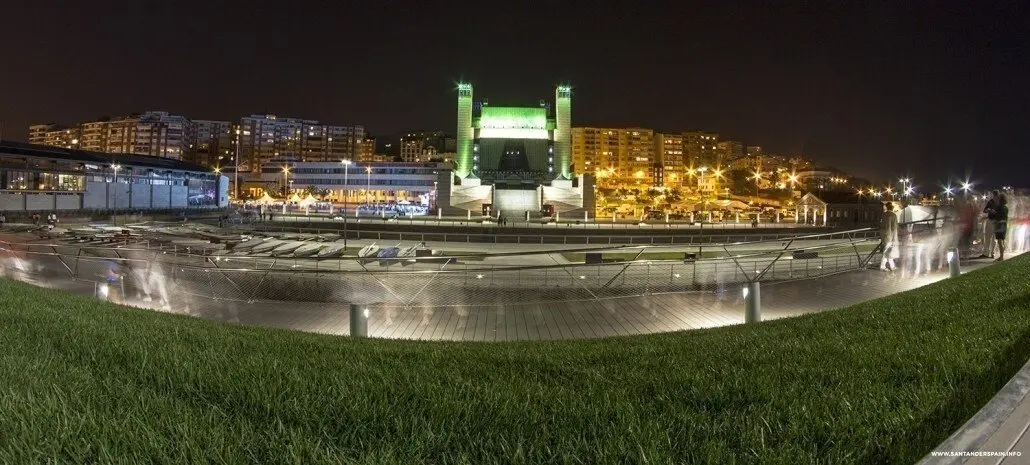 Archivo - Vista nocturna del Palacio de Festivales de Cantabria desde la duna de Zaera