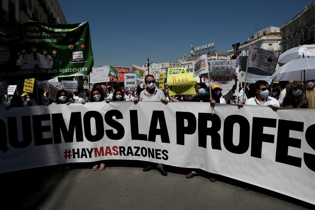 Varios médicos se manifiestan con pancartas frente a la Puerta del Sol para exigir una elección de plazas con garantías el 8 de junio de 2021, en Madrid (España). Organizada por la Confederación Estatal Sindicatos Médicos (CESM), con esta nueva protesta, 