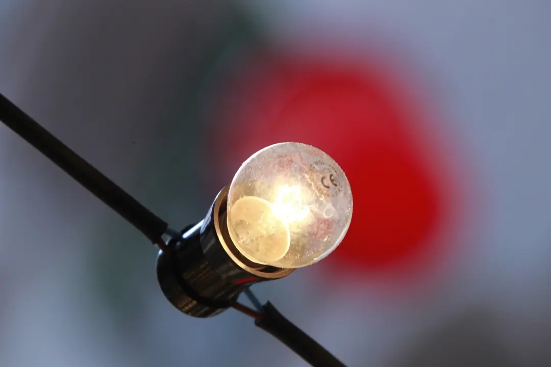Archivo - Una bombilla encendida