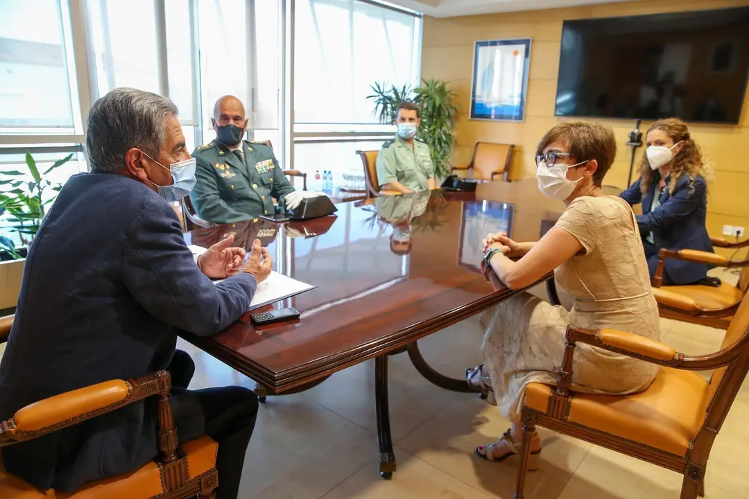 El presidente de Cantabria, Miguel &Aacute;ngel Revilla, y la directora generald e la Guardia Civil, Mar&iacute;a G&aacute;mez, en la reuni&oacute;n en el Gobierno regional