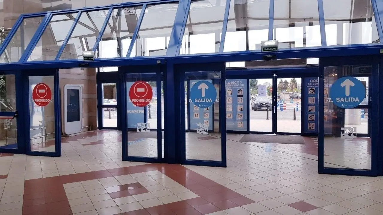 Archivo - Centro comercial Valle Real, en Camargo. Cantabria