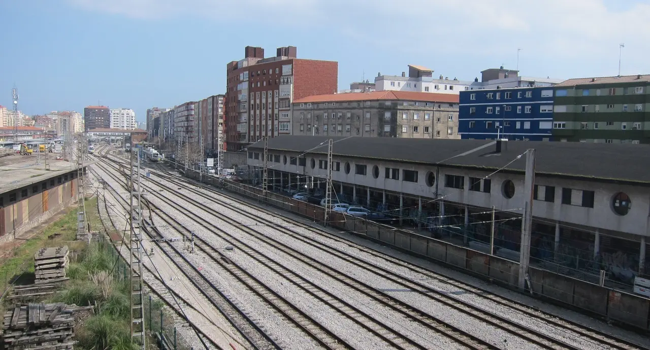 Archivo - V&iacute;as del tren en Santander