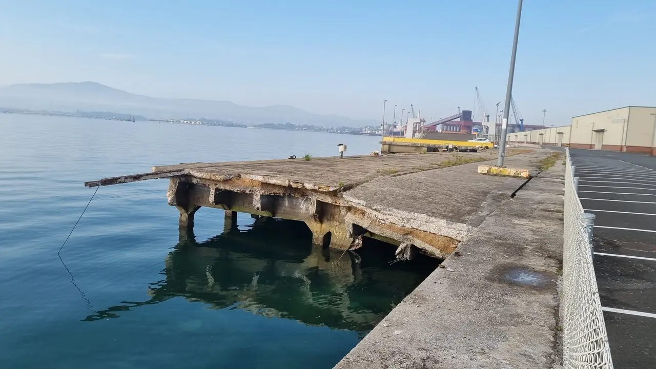 Desplome de parte de los muelles de Malia&ntilde;o.