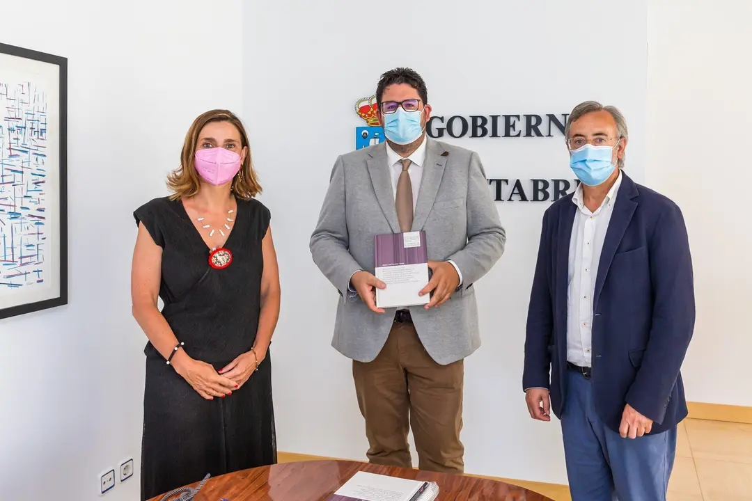 La consejera de Presidencia, Interior, Justicia y Acci&oacute;n Exterior, Paula Fern&aacute;ndez Via&ntilde;a, recibe al inspector de Educaci&oacute;n, Alberto Honta&ntilde;&oacute;n, ganador del primer Premio de Investigaci&oacute;n del CEARC.