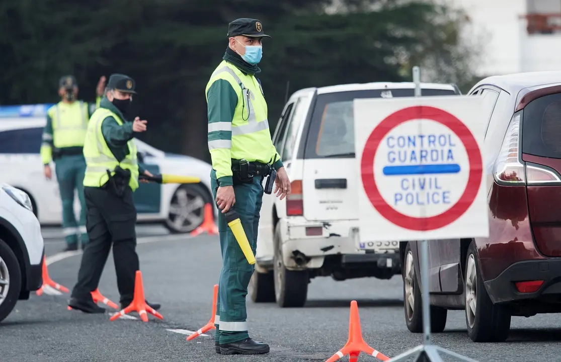 Archivo - Agentes de la Guardia Civil durante un control efectuado en Laredo