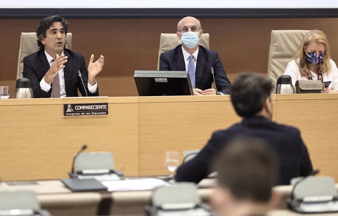 El secretario de Estado de Econom&iacute;a y Apoyo a las Empresas, Gonzalo Garc&iacute;a Andr&eacute;s (i), comparece en la Comisi&oacute;n de Asuntos Econ&oacute;micos y Transformaci&oacute;n Digital,  a 15 de junio de 2021.