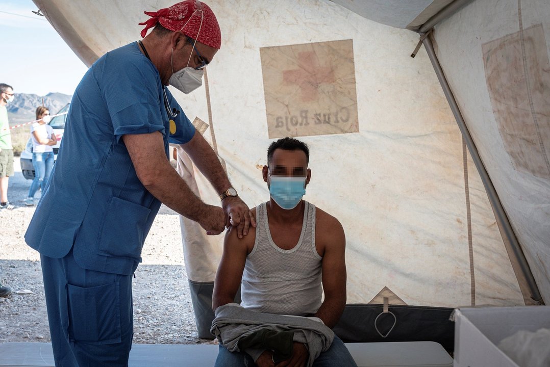 Un jornalero recibe la vacuna contra el Covid-19, en un dispositivo a cargo de Cáritas y Cruz Roja, en un asentamiento de Níjar, a 10 de junio de 2021, en Níjar, Almería, Andalucía (España). Este miércoles ha comenzado la vacunación de jornaleros en asent