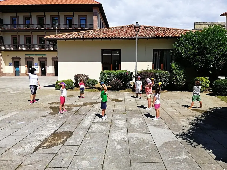 Ni&ntilde;os en la ludoteca de verano