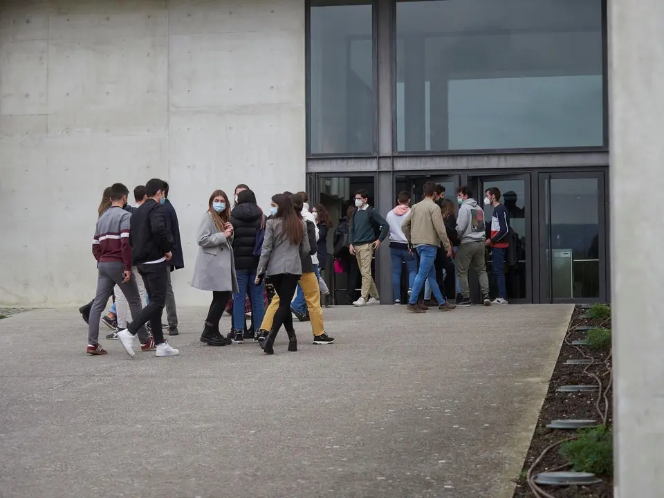 Archivo - Varios alumnos entran a las aulas 