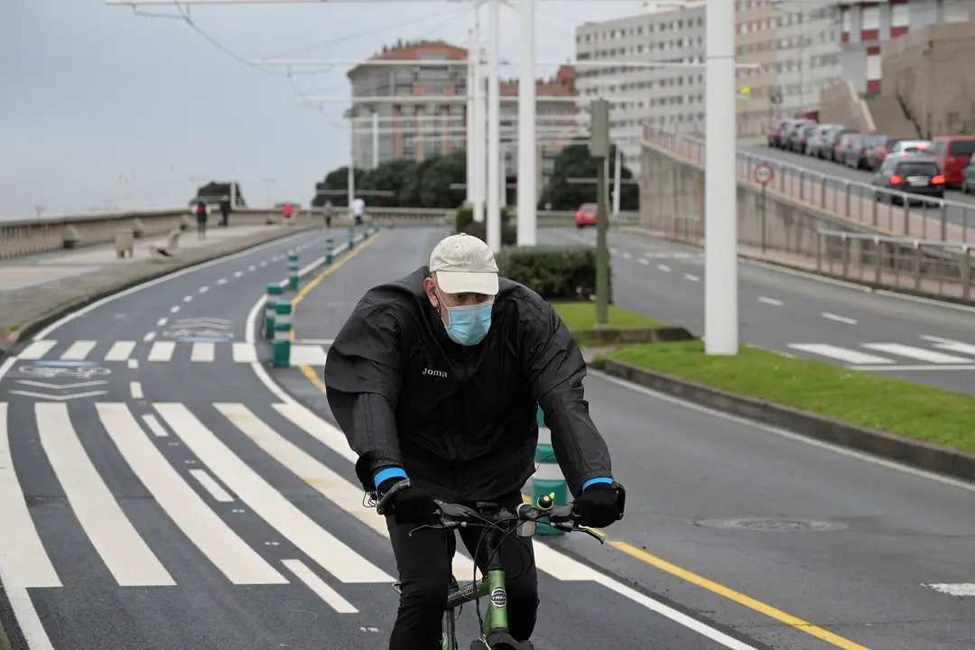 Archivo - Una persona corre en solitario y con mascarilla un d&iacute;a despu&eacute;s de la entrada en vigor de la normativa que obliga a los deportistas a hacer deporte al aire libre con mascarilla y sin compa&ntilde;&iacute;a en Galicia, en A Coru&ntilde;a, Galicia, (Espa&ntilde;a), a 27 de en
