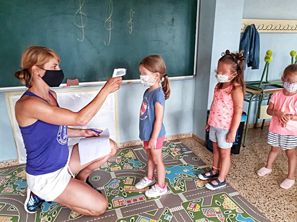 Una de las tomas de temperatura a los ni&ntilde;os asistentes al campamento de verano realizado el a&ntilde;o pasado