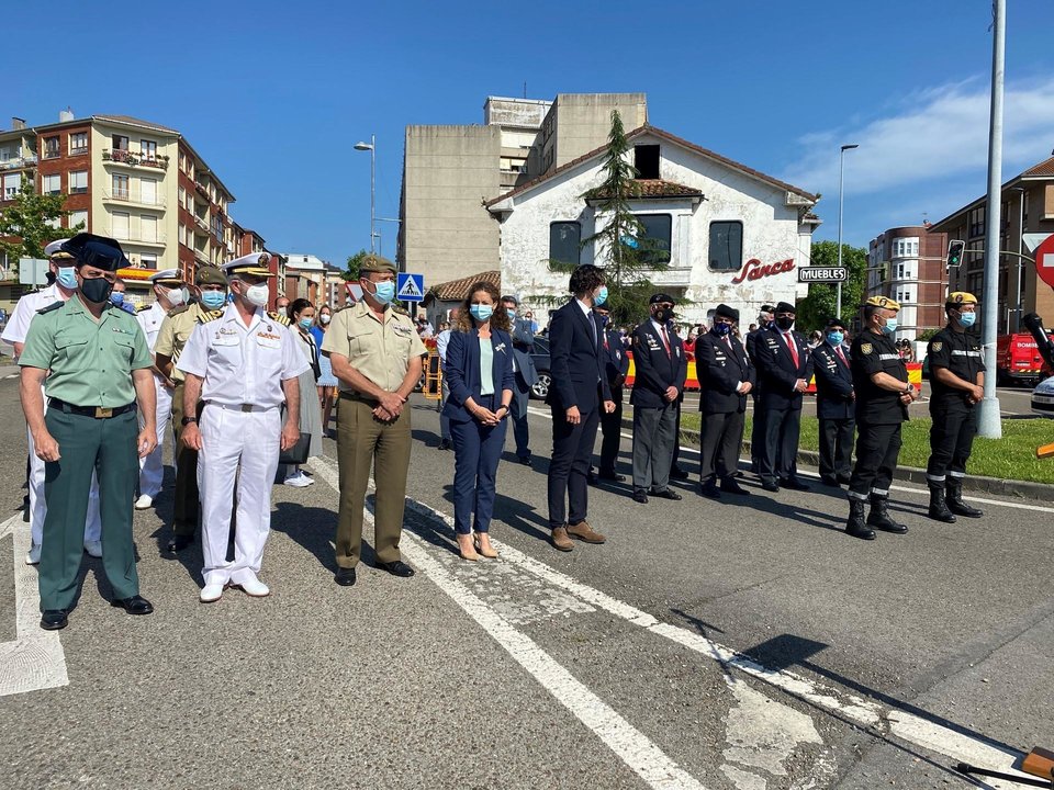 Acto de izado de la bandera de España junto a militares de la UME en Astillero