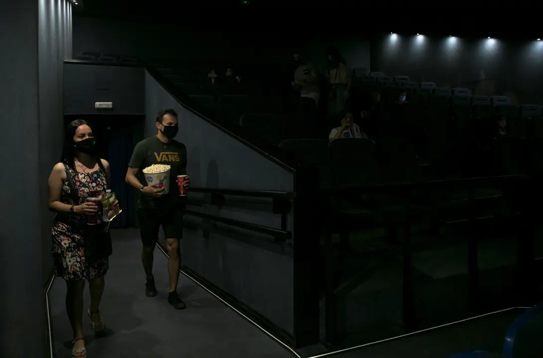 Archivo - Una pareja entra en una sala de cine 