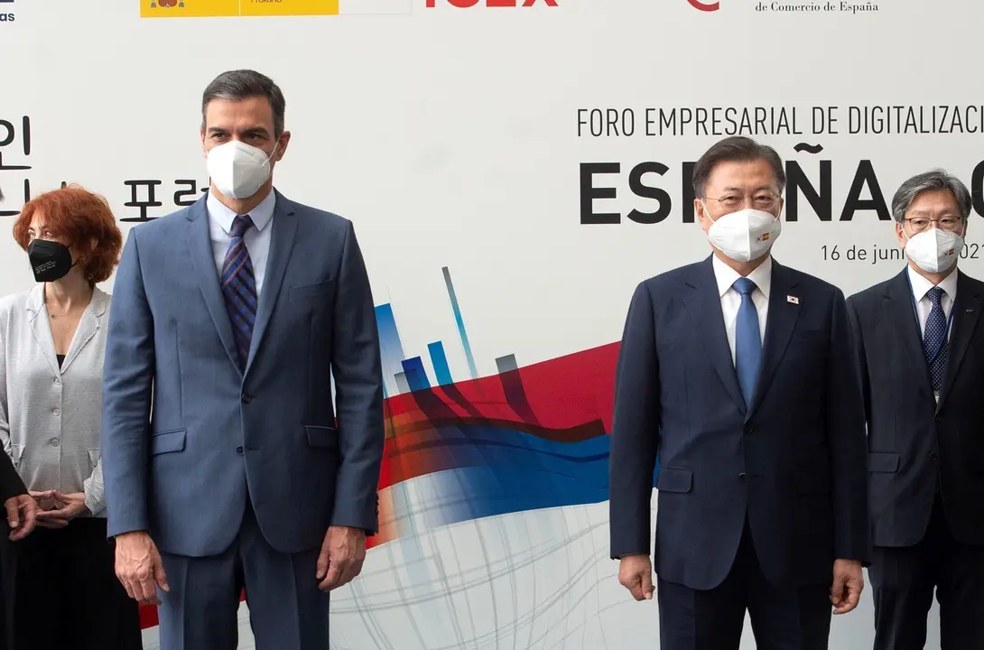 El presidente del Gobierno, Pedro S&aacute;nchez, y el presidente de Corea del Sur, Moon Jae In
