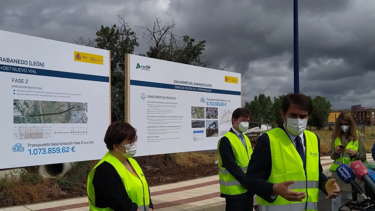 El consejero de Fomento y Medio Ambiente, Juan Carlos Su&aacute;rez-Qui&ntilde;ones, durante su presencia en San Andr&eacute;s del Rabanedo con la alcaldesa, Camino Caba&ntilde;as, y un representante de ADIF.