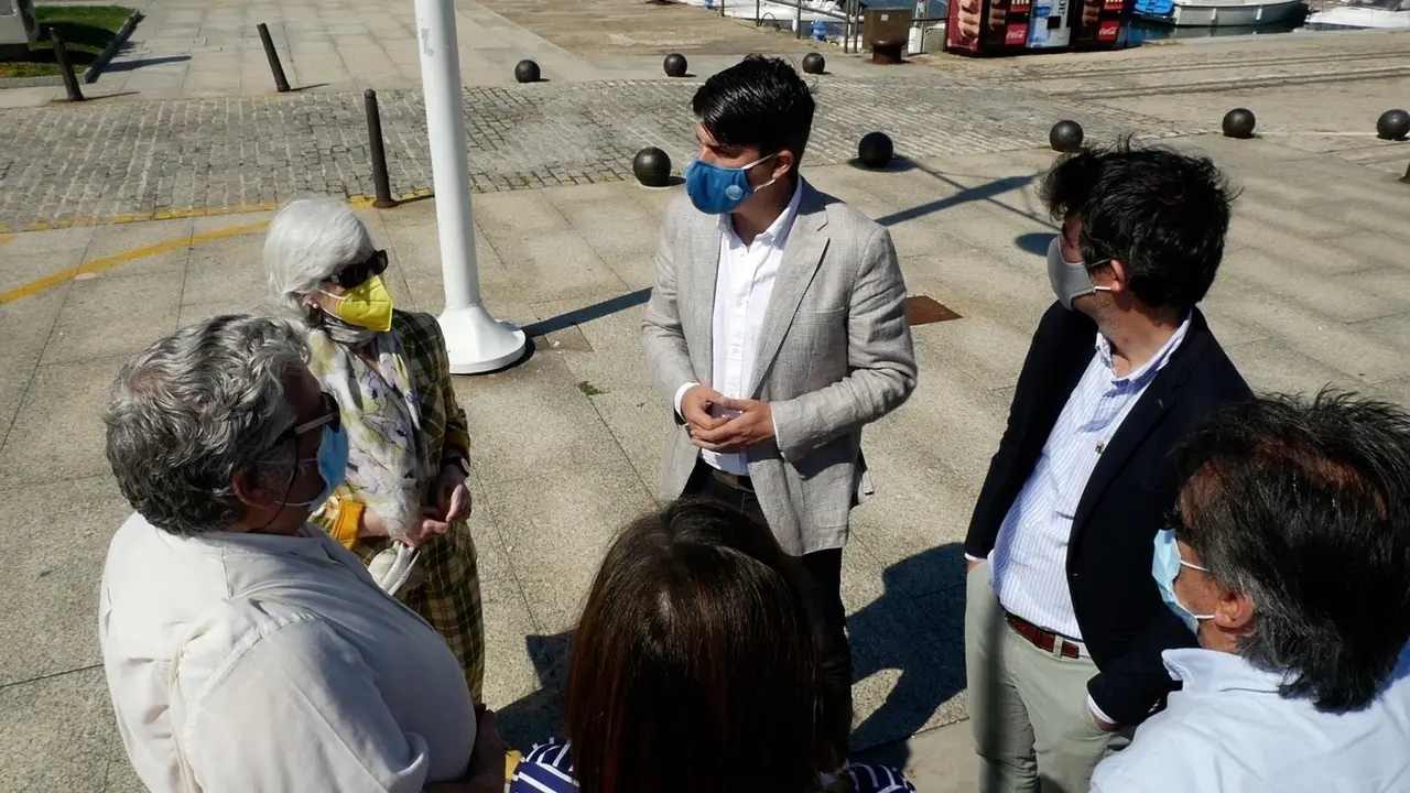 El portavoz del PSOE en el Ayuntamiento de Santander, Daniel Fern&aacute;ndez, y su concejal de Urbanismo,  Javier Gonz&aacute;lez de Riancho