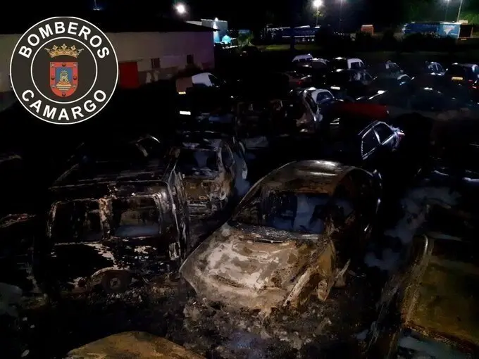 Coches afectados por el incendio en Herrera de Camargo
