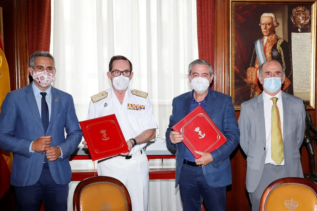 El vicepresidente y consejero de Universidades, Igualdad, Cultura y Deporte, Pablo Zuloaga, junto al almirante general Antonio Martorell Lacave y el alcalde del Ayuntamiento de Suances, Andr&eacute;s Ruiz Moyatras la firma del protocolo