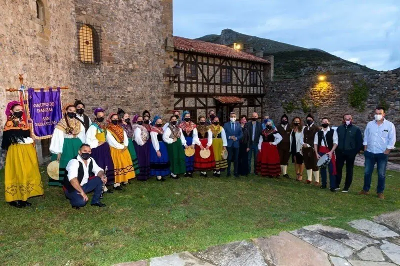 Pablo Zuloaga junto a una agrupaci&oacute;n de folcore