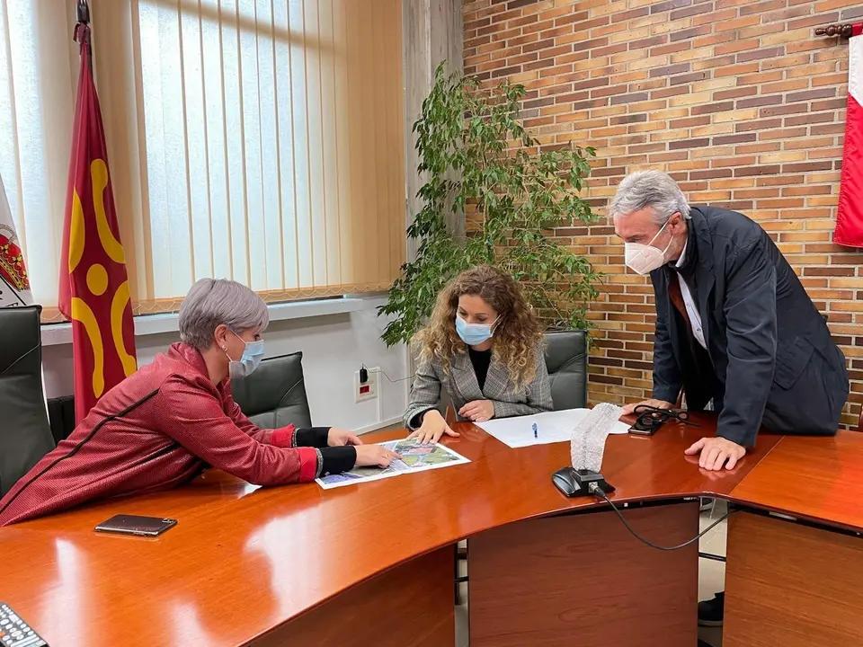 La alcaldesa de Polanco, Rosa D&iacute;az (izda), y el concejal de Obras, Avelino Rodr&iacute;guez, muestran a la delegada del Gobierno en Cantabria, Ainoa Qui&ntilde;ones, el proyecto de la nueva carretera