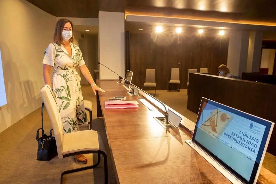 La consejera de Econom&iacute;a y Hacienda, Mar&iacute;a S&aacute;nchez, analiza la estabilidad presupuestaria de Cantabria.