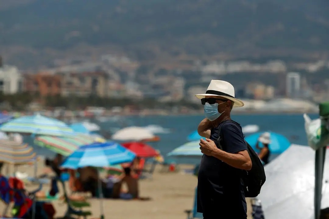 Archivo - Ba&ntilde;istas disfrutan del d&iacute;a en la playa despu&eacute;s que el gobierno andaluz decretara el uso de la mascarilla obligatorio en todos los espacios, en las im&aacute;genes dichos ba&ntilde;istas en la playa de la Misericordia. M&aacute;laga a 15 de julio del 2020