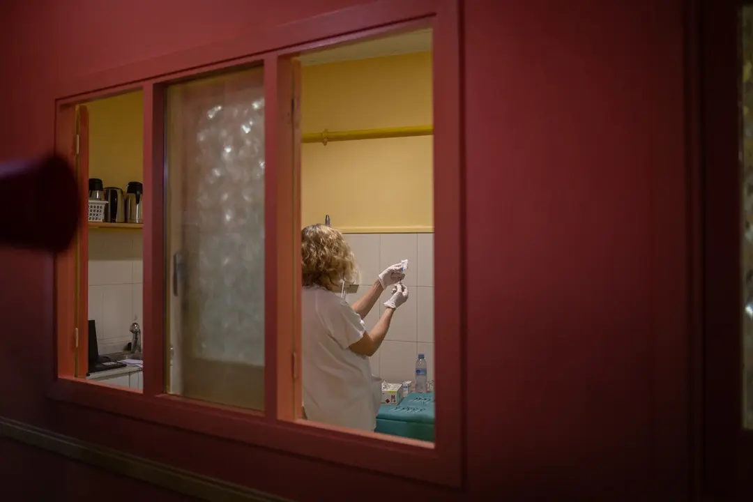 Una sanitaria prepara una dosis de la vacuna de Janssen, en el centro abierto de la Fundaci&oacute; Arrels, el d&iacute;a de la jornada de vacunaci&oacute;n a personas sin hogar, a 3 de junio de 2021, en Barcelona, Catalu&ntilde;a (Espa&ntilde;a). Las personas sin hogar que lo deseen, podr