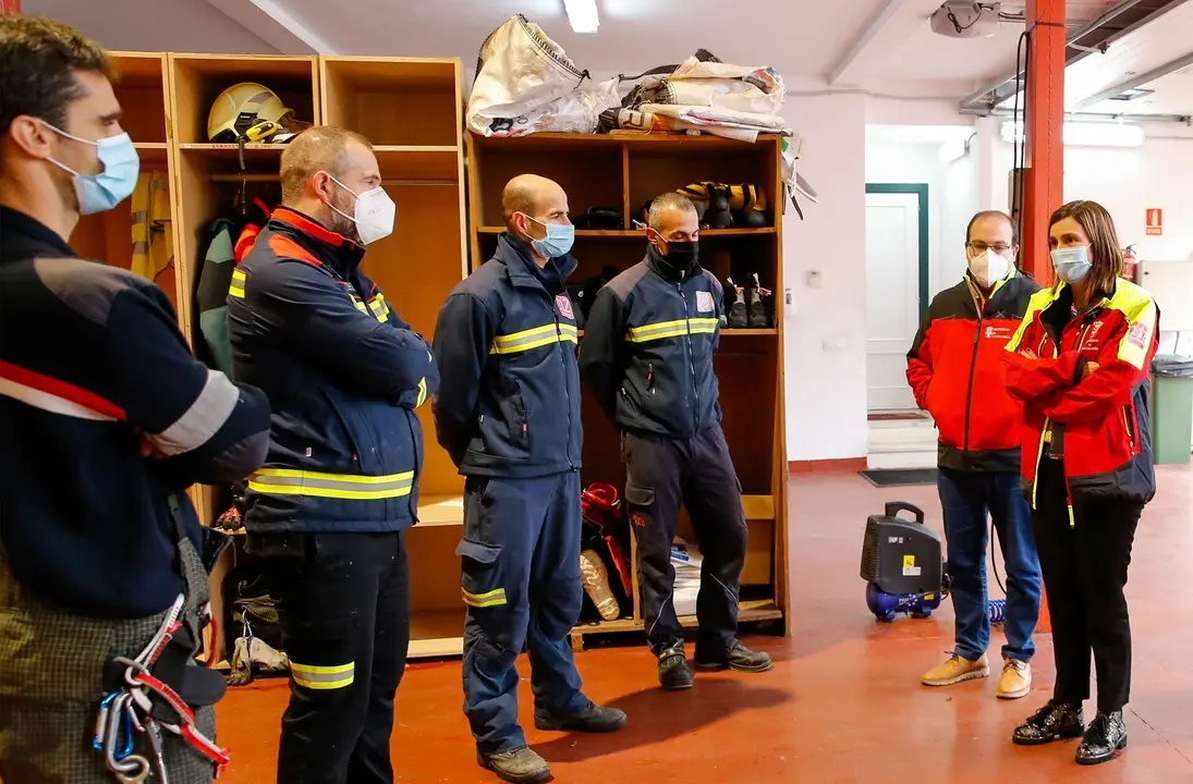 Archivo - La consejera de Presidencia, Paula Fern&aacute;ndez, en el parque de Bomberos de Vald&aacute;liga