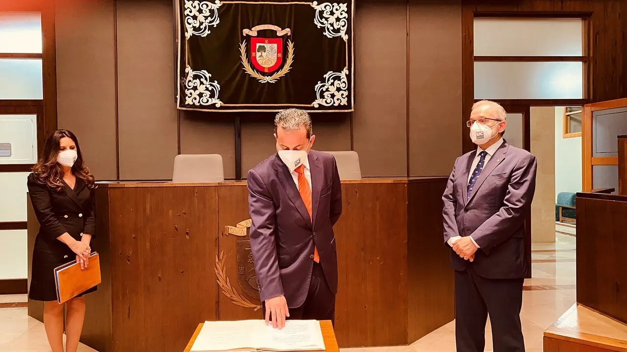 Toma de psoesi&oacute;n de Julio Manuel de Luis como director de la Escuela de Ingenier&iacute;a de MInas de la UC