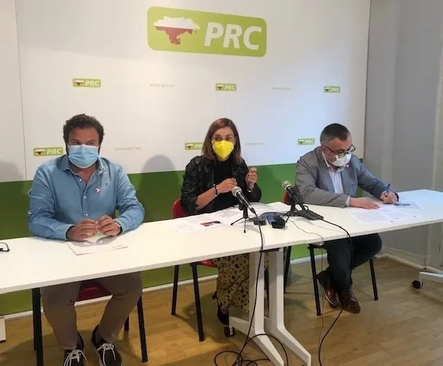 De izquierda a derecha: El secretario general del PRC de Castro, Jes&uacute;s Guti&eacute;rrez; la secretaria de Organizaci&oacute;n del partido, Paula Fern&aacute;ndez, y el senador auton&oacute;mico Jos&eacute; Miguel Fern&aacute;ndez Viadero