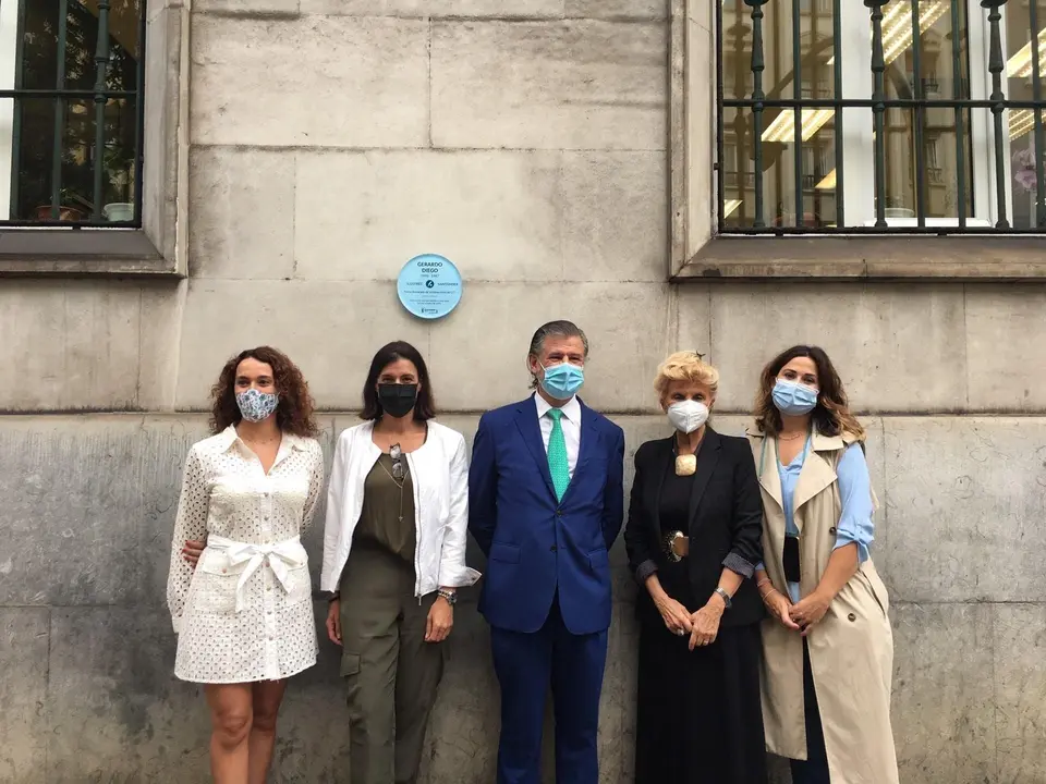 Instalaci&oacute;n de la placa dedicada a Gerardo Diego en la calle Calvo Sotelo