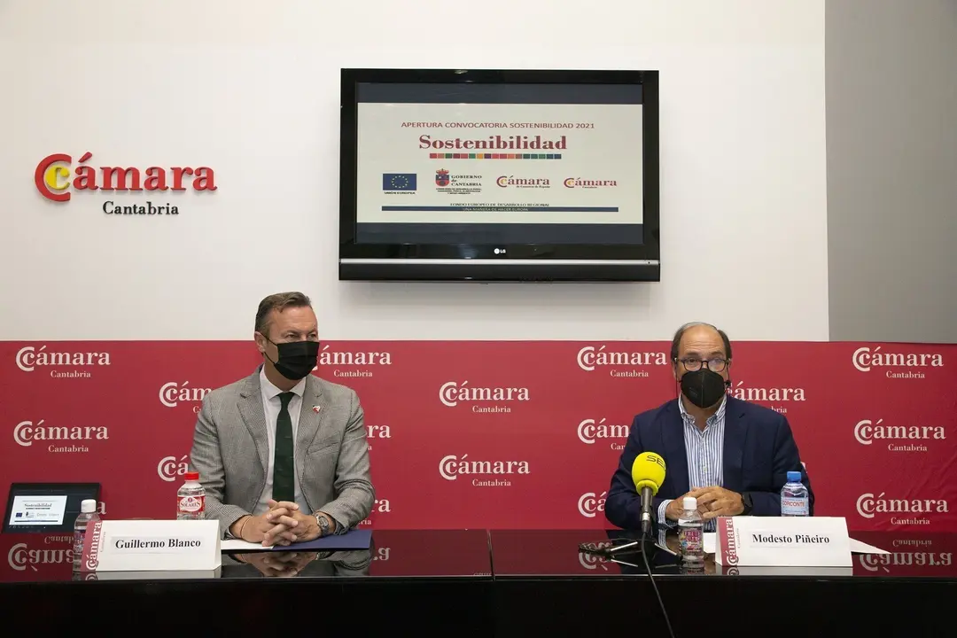 El consejero de Desarrollo Rural, Ganader&iacute;a, Pesca, Alimentaci&oacute;n y Medio Ambiente, Guillermo Blanco, y el presidente de la C&aacute;mara de Comercio de Cantabria, Modesto Pi&ntilde;eiro