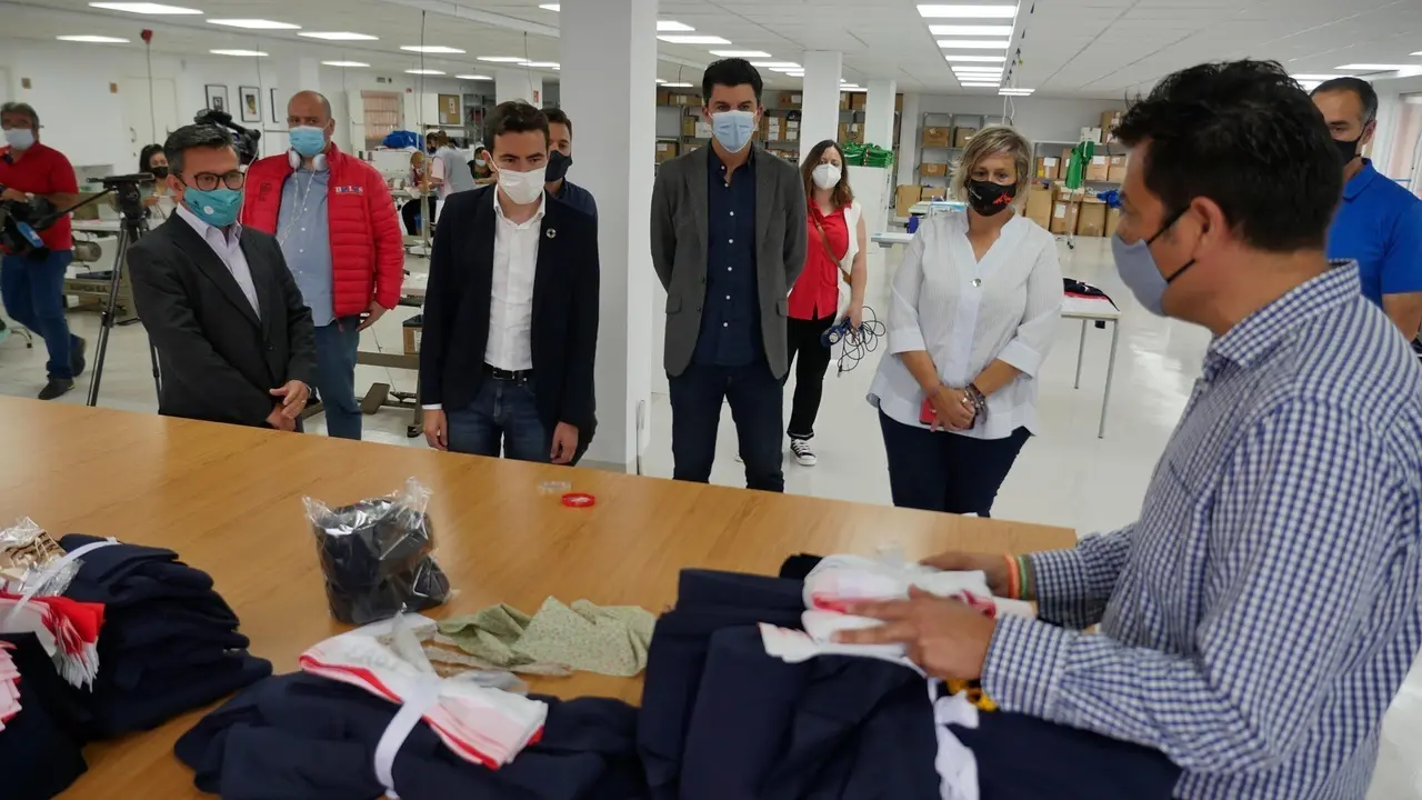 Pedro Casares junto a Daniel Fern&aacute;ndez y la alcaldesa de Camargo, Esther Bolado, visitando el taller textil puesto en marcha por Nueva Vida y Austral