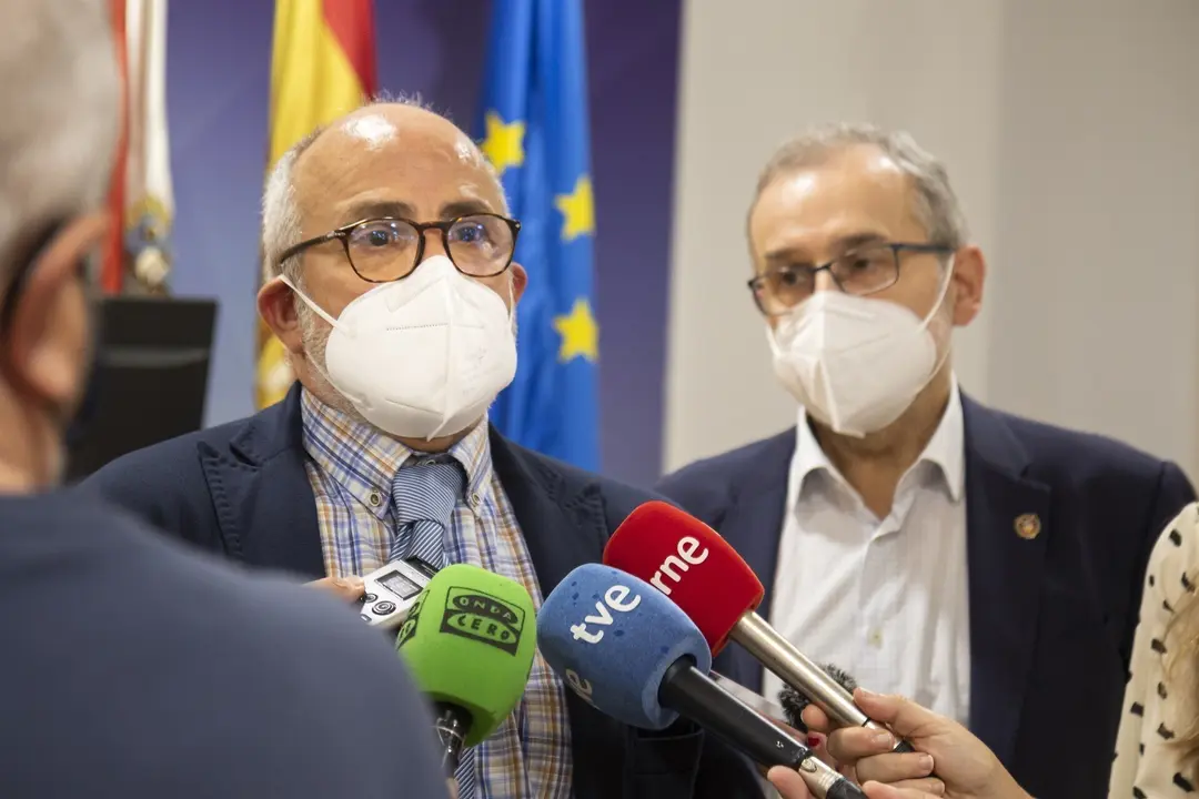El consejero de Sanidad, Miguel Rodr&iacute;guez, recibe al rector de la Universidad de Cantabria, &Aacute;ngel Pazos