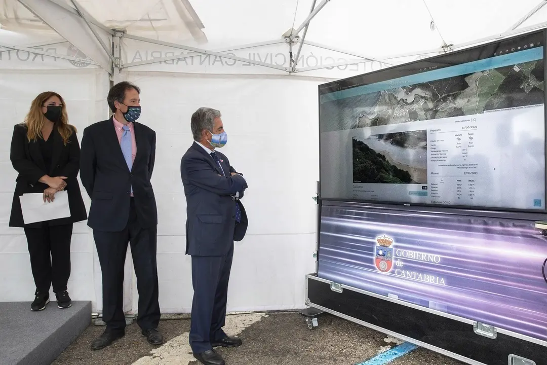 El presidente de Cantabria, Miguel &Aacute;ngel Revilla, y el consejero de Obras P&uacute;blicas, Ordenaci&oacute;n del Territorio y Urbanismo, Jos&eacute; Luis Gochicoa, presentan la reactivaci&oacute;n de la web sobre ocupaci&oacute;n de las playas de Cantabria