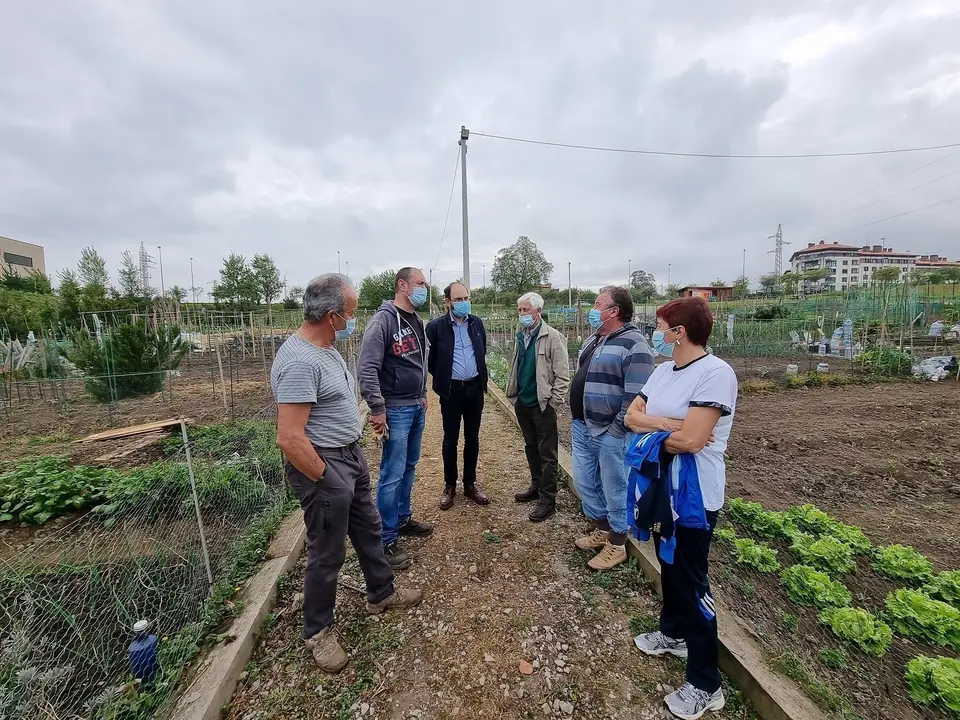 El concejal de Medio Ambiente de Torrelavega, Jos&eacute; Luis Urraca, en los huertos sostenibles de Torrelavega
