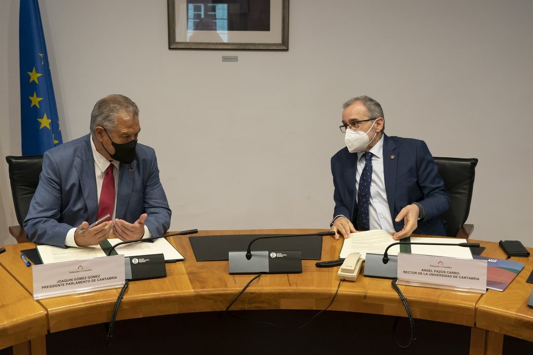 El presidente del Parlamento de Cantabria, Joaquín Gómez, y el rector de la UC, Ángel Pazos