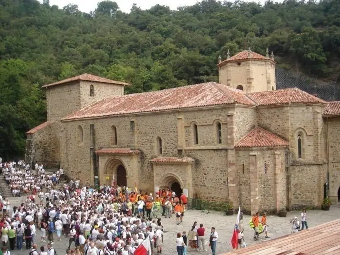 Archivo - Peregrinos en Santo Toribio por el A&ntilde;o Jubilar