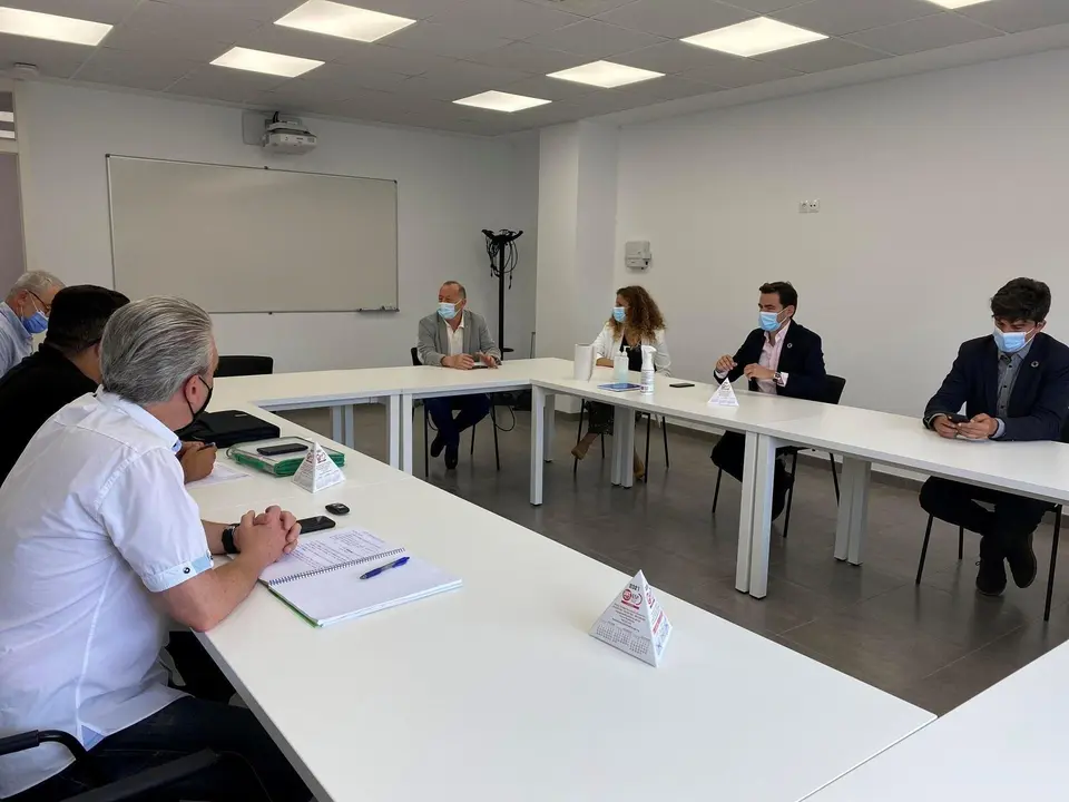 Reuni&oacute;n de Pedro Casares con representantes del SMTU