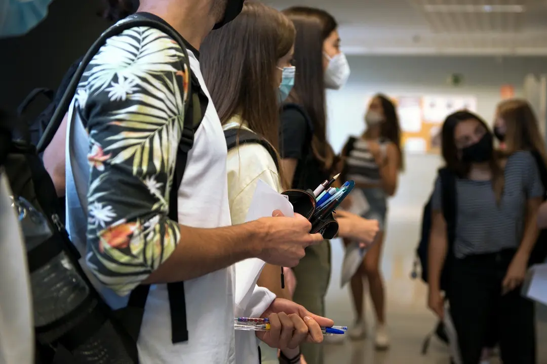 Un grupo de estudiantes entra a un aula para comenzar  los ex&aacute;menes de selectividad 2021.- Archivo