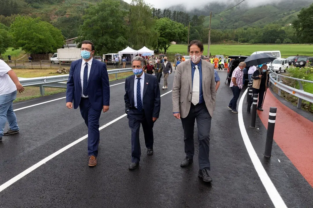 El Presidente De Cantabria, Miguel &Aacute;ngel Revilla, Acompa&ntilde;ado Por El Consejero De Obras P&uacute;blicas, Ordenaci&oacute;n Del Territorio Y Urbanismo, Jos&eacute; Luis Gochicoa, Inaugura La Nueva Infraestructura.