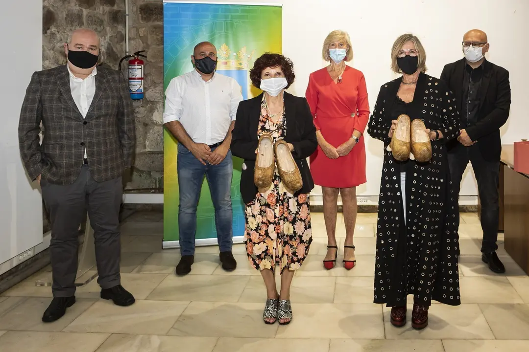 Laconsejera de Educaci&oacute;n y Formaci&oacute;n Profesional, Marina Lomb&oacute;, asiste al homenaje a la direcci&oacute;n del CEIP Manuel Lled&iacute;as