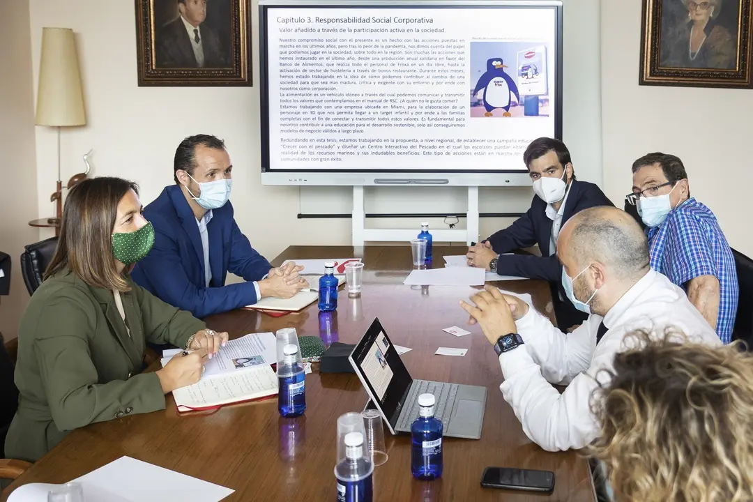 Laconsejera de Econom&iacute;a y Hacienda, Mar&iacute;a S&aacute;nchez, realiza una visita a laempresa Frox&aacute;