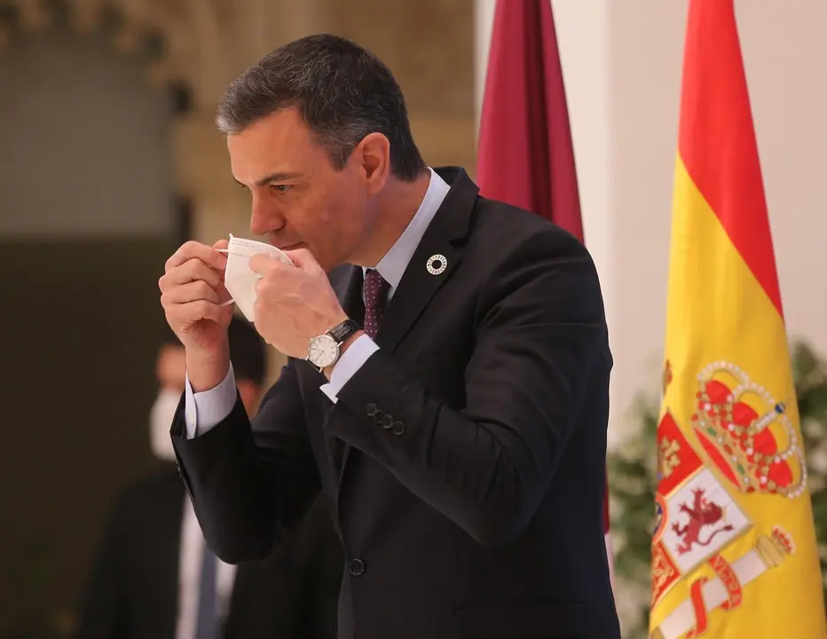 El presidente del Gobierno, Pedro S&aacute;nchez, se quita la mascarilla en la presentaci&oacute;n del acto 'Haciendo de Espa&ntilde;a un polo industrial del hidr&oacute;geno verde en Europa', a 24 de mayo de 2021, en Toledo, Castilla-La Mancha, (Espa&ntilde;a). Este encuentro est&aacute; convoca