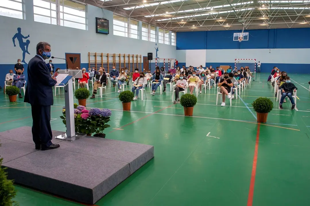 El Presidente De Cantabria, Miguel &Aacute;ngel Revilla, Acompa&ntilde;ado Por La Consejera De Educaci&oacute;n Y Formaci&oacute;n Profesional, Marina Lomb&oacute;, Asiste Al Acto De Clausura Del Curso 2020-2021