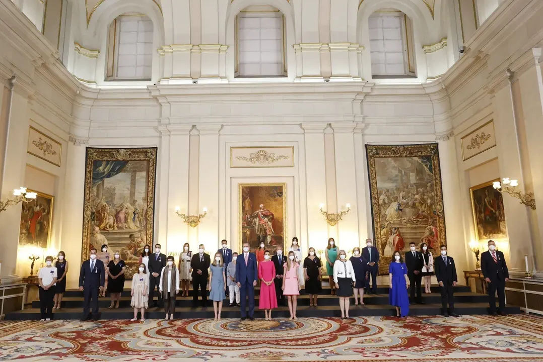 Los Reyes durante la entrega de la Orden del M&eacute;rito Civil a 24 espa&ntilde;oles