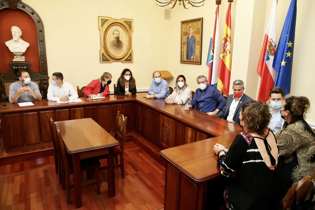 El vicepresidente del Gobierno de Cantabria y consejero de Universidades, Igualdad, Cultura y Deporte, Pablo Zuloaga, y miembros de su equipo realizan una visita institucional a Suances
