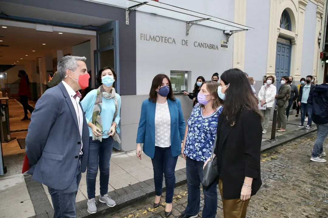 El vicepresidente de Cantabria, Pablo Zuloaga, acude al estreno en la Filmoteca Regional del documental 'Condenadas en Gaza'