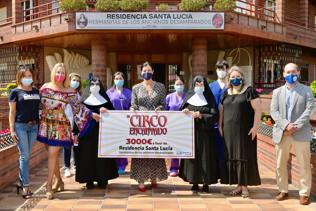 La alcaldesa de Santander, Gema Igual, entrega un cheque con los 3.000 euros recaudados en las dos funciones solidarias del Circo Encantado
